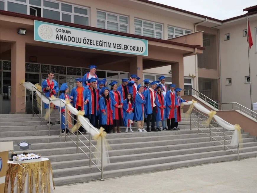 Çorum Anadolu Özel Eğitim Meslek Okulunda Mezuniyet Töreni Duygusal ve Gurur Dolu Anlara Sahne Oldu