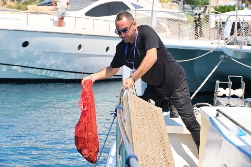 Bodrum Belediyesi’nin Akyarlar’daki Deniz Dibi Temizliğinde Denizden 850 Kilogram Atık Çıkarıldı
