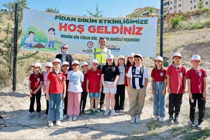 DENİZLİ BÜYÜKŞEHİR BELEDİYESİ ÇEVRE HAFTASINDA YÜZLERCE ZEYTİN FİDANINI TOPRAKLA BULUŞTURDU BAŞKAN ÇAVUŞOĞLU ÇOCUKLARLA GELECEĞE YEŞİL MİRAS BIRAKTI