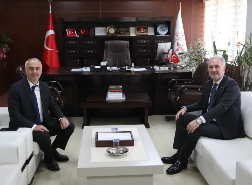 İnegöl Belediye Başkanı Alper Taban Bursa İl Sağlık Müdürü Uzm. Dr. Mustafa Çetin ile ilçenin sağlık yatırımlarını ve kapasite artırımı projelerini değerlendirdi
