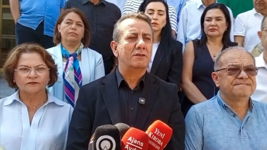 Efeler Belediye Başkanı Anıl Yetişkin meclise mikrofonla girmek isteyince zabıta ile yaşanan müdahale tartışma yarattı