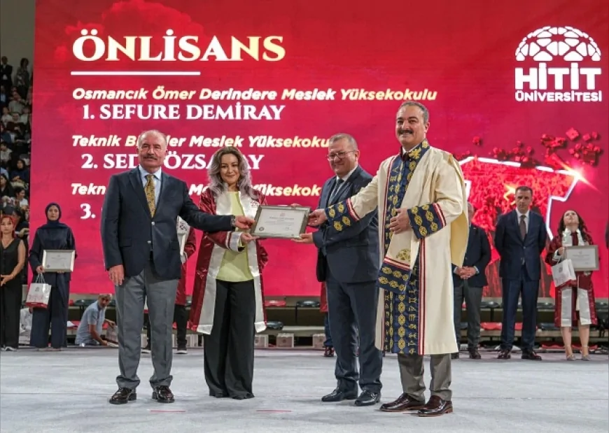Çorum TSO Başkanı Çetin Başaranhıncal Hitit Üniversitesi Mezuniyet Töreninde Başarı Belgelerini Takdim Etti