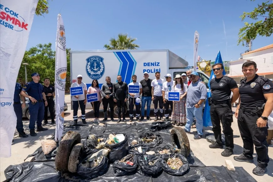 İzmir Büyükşehir Belediyesi öncülüğünde Karaburun’da deniz ve kıyı temizliğinde 750 kilogram atık toplandı