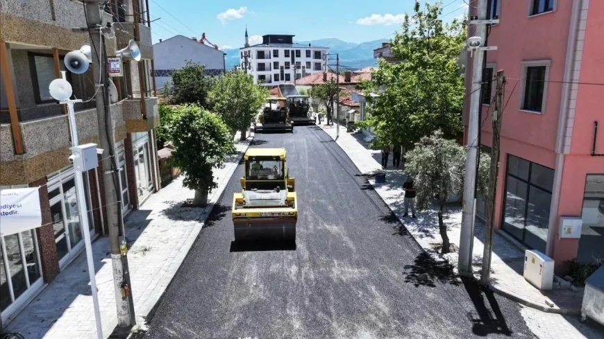Denizli Büyükşehir Belediyesi Demirciler Caddesi’ni sıcak asfaltla yenileyerek ulaşım konforunu artırıyor