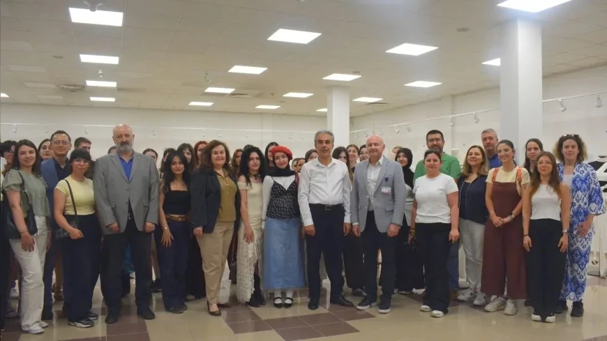 Ege Üniversitesi Moda ve Tasarım Öğrencilerinin “Kabuk” Temalı Drapaj Sergisi Sanatseverlerle Buluştu