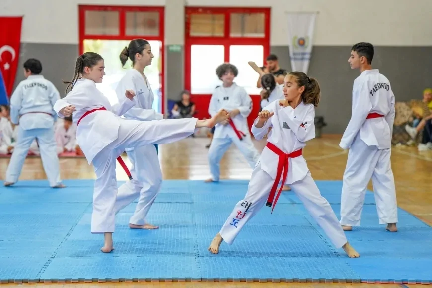 Gaziemir Belediyesi Taekwondo Kursunda Eğitim Alan 81 Sporcu Kuşak Sınavını Başarıyla Tamamladı