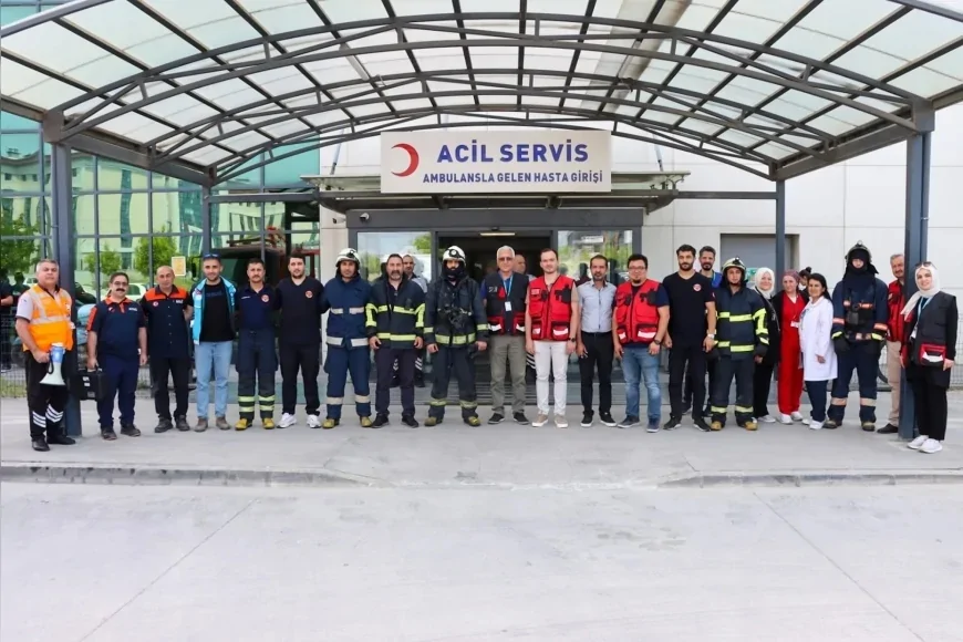 Yalova Eğitim ve Araştırma Hastanesi’ndeki afet tatbikatında Yalova İtfaiyesi hızlı müdahalesiyle tam not aldı
