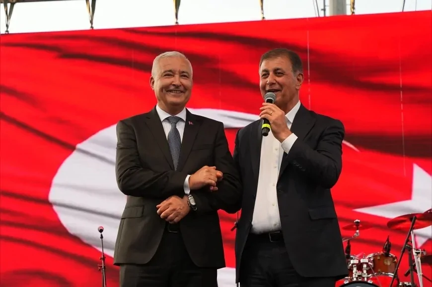Kemalpaşa’da 53’üncü Altın Kiraz Kültür ve Sanat Festivali binlerce kişinin katılımıyla tamamlandı