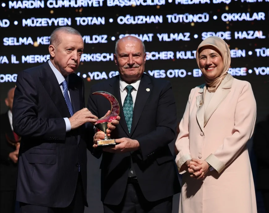 ATO BAŞKANI GÜRSEL BARAN KIZILAY’IN YILIN KAMU KURUMU BAĞIŞÇISI ÖDÜLÜNÜ CUMHURBAŞKANI ERDOĞAN’DAN ALDI