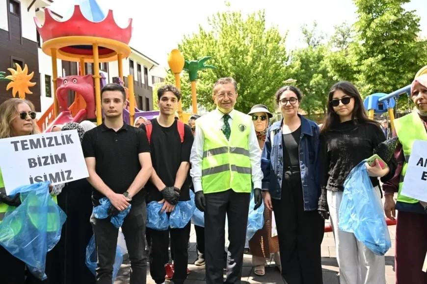 Altındağ Belediye Başkanı Dr. Veysel Tiryaki Aydınlıkevler’de vatandaşlarla birlikte temizlik seferberliğine katıldı