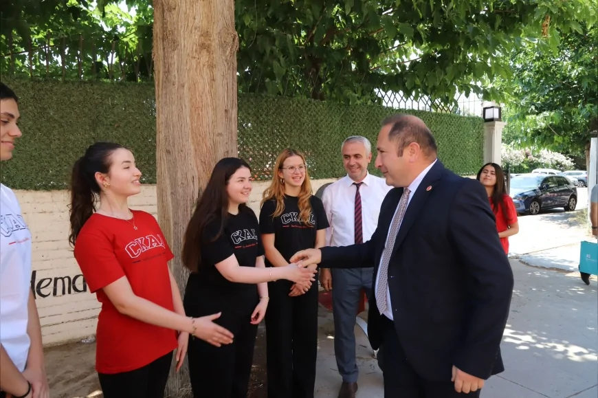 İzmir Bakırçay Üniversitesi Rektörü Prof. Dr. Rasim Akpınar üniversite sınavı öncesinde öğrencilerle kariyer ve tercih sürecini değerlendirdi