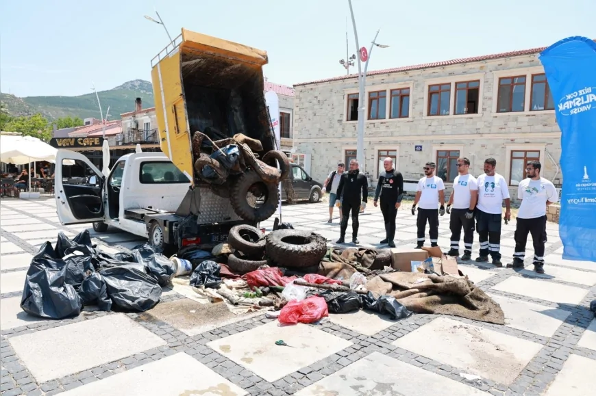 Yeni Foça’da Deniz Dibi Temizliğinde Yüzlerce Kilogram Atık Çıkarıldı