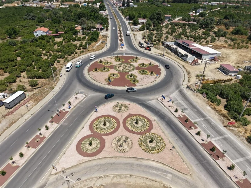 İzmir Büyükşehir Belediyesi Seferihisar’daki Karakoç ve Akarca Kavşaklarını Yenileyerek Turizm Rotasına Estetik Dokunuş Kazandırdı
