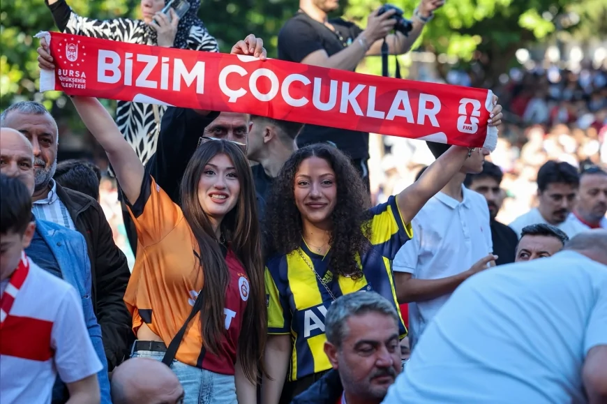 Bursa’da binlerce vatandaş A Milli Futbol Takımı’nın maçını dev ekranlarda omuz omuza takip etti