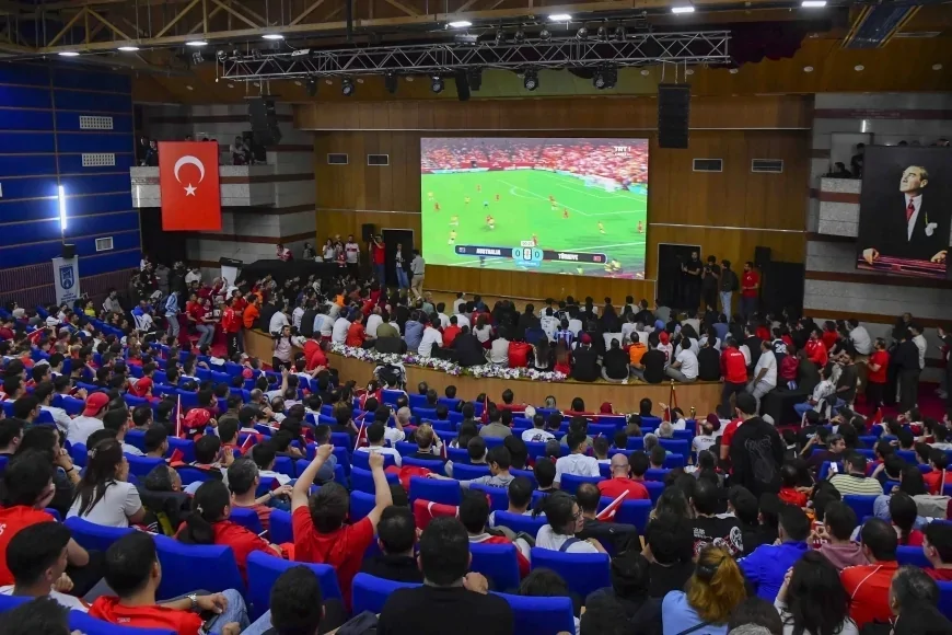 Ankara Büyükşehir Belediyesi Dünya Kupası heyecanını Kocatepe Kültür Merkezi’nde yüzlerce futbolseverle buluşturdu