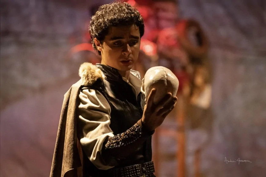 Maltepe Belediye Tiyatrosu’nun “Hamlet” Yorumu Romanya’daki Babel Tiyatro Festivali’nde Ayakta Alkışlandı