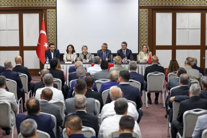 CHP LİDERİ ÖZGÜR ÖZEL: “BURADAKİ İL BAŞKANLARI, PARTİMİZİN İKTİDAR YÜRÜYÜŞÜNÜN İL BAŞKANLARIDIR”