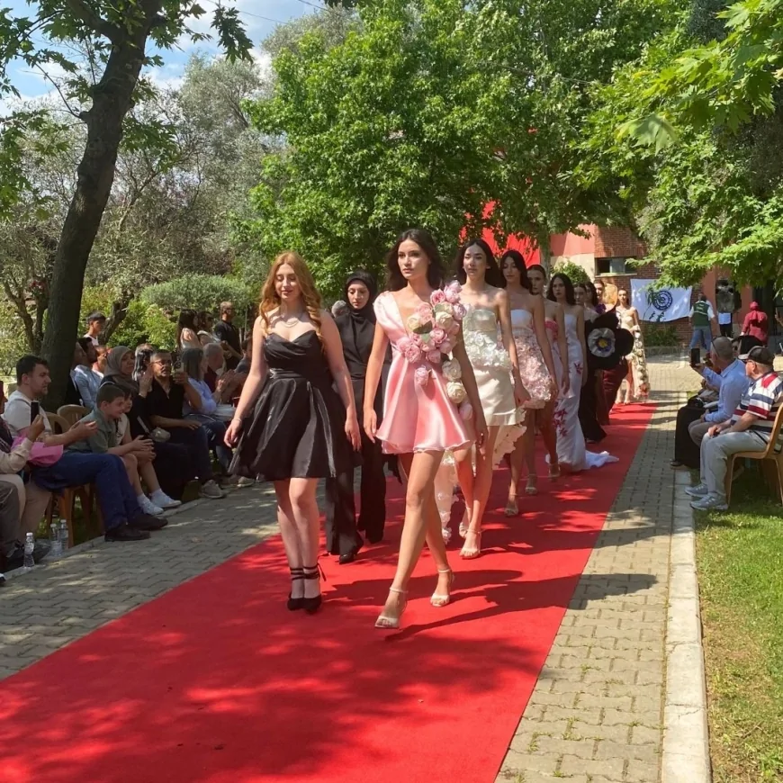 Ege Üniversitesi Bayındır MYO Öğr. Gör. İlknur Bademci: “Çiçek temalı tasarımlar moda severlerin büyük beğenisini topladı”