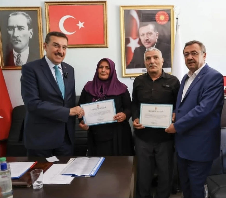 AK Parti Malatya Milletvekili Bülent Tüfenkci ve AK Parti İl Başkanı Ali Bakan Yazıhan’da Teşkilat Mensuplarına Teşekkür Belgelerini Takdim Etti