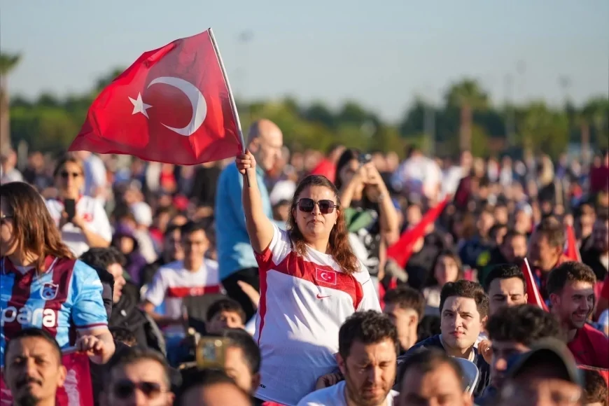 Maltepe Sahili’nde Dünya Kupası Heyecanı Binleri Dev Ekran Önünde Buluşturdu