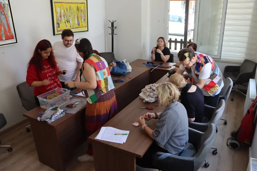 Maltepe’de İleri Dönüşüm Atölyesiyle Atık Kumaşlar Sanatsal Ürünlere Dönüştürüldü