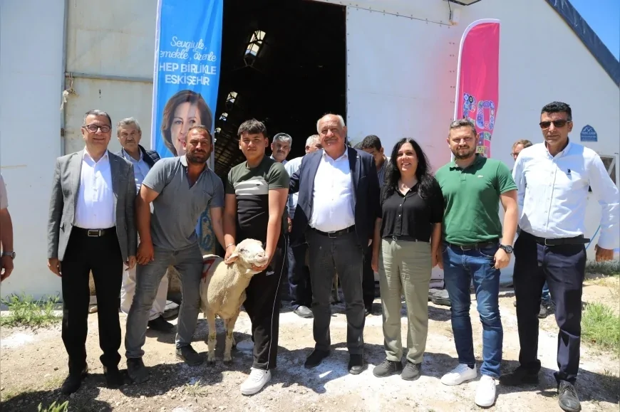 Eskişehir Büyükşehir Belediyesi ile Alpu Belediyesi iş birliğinde damızlık koçlar üreticilere teslim edildi