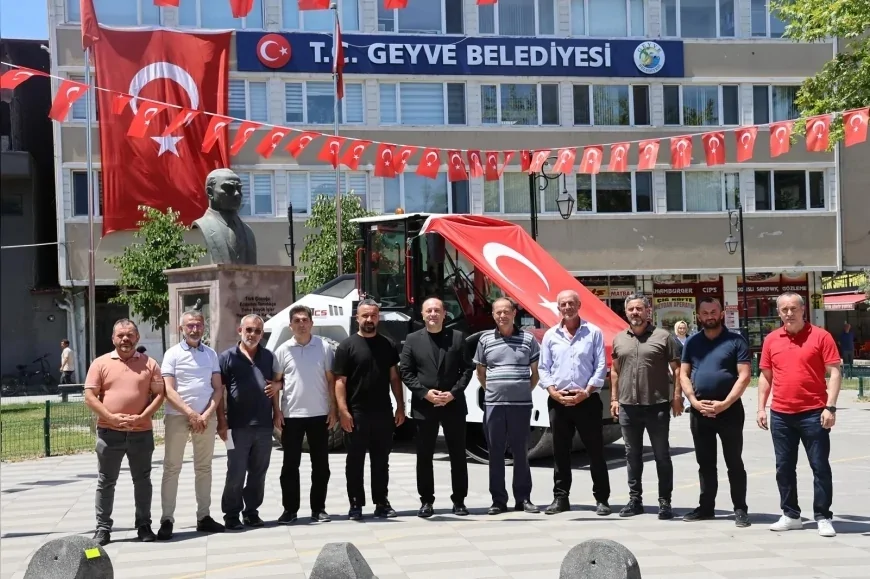 Geyve Belediyesi 7 Milyon Lira Değerindeki Yeni Silindiri Araç Envanterine Kazandırdı