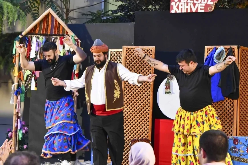 Ankara Büyükşehir Belediyesi Şehir Tiyatroları’nın “Bir Yudum Muhabbet” Oyunu Gençlik Parkı’nda Büyük İlgi Gördü