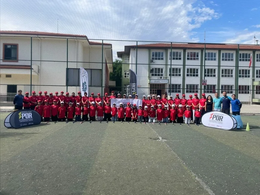 Manisa’da Düzenlenen Gençlik ve Spor Festivalleri Kapsamında Öğrenciler Hokey Branşıyla Buluştu