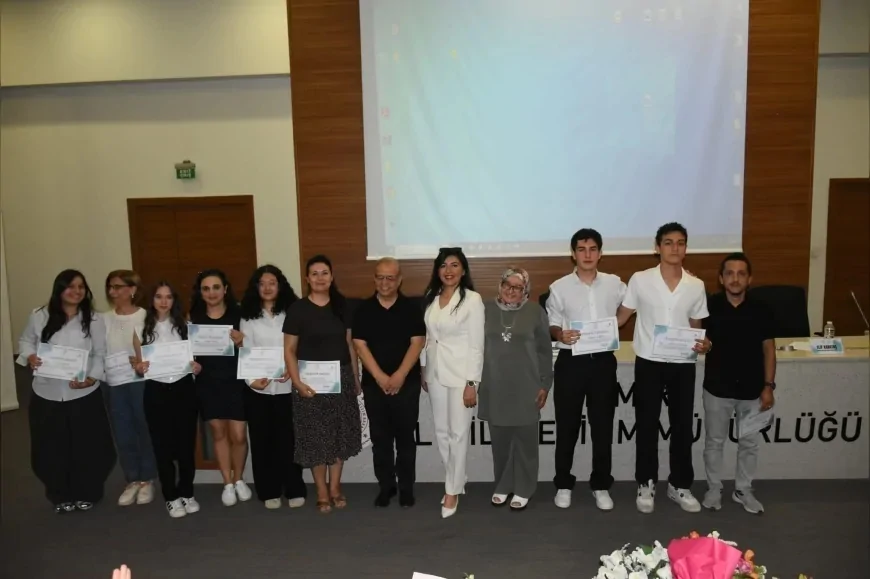 İzmir’de Anadolu Mektebi Yazar Okumaları İl Panellerinde Gençler Usta Kalemleri Anlattı