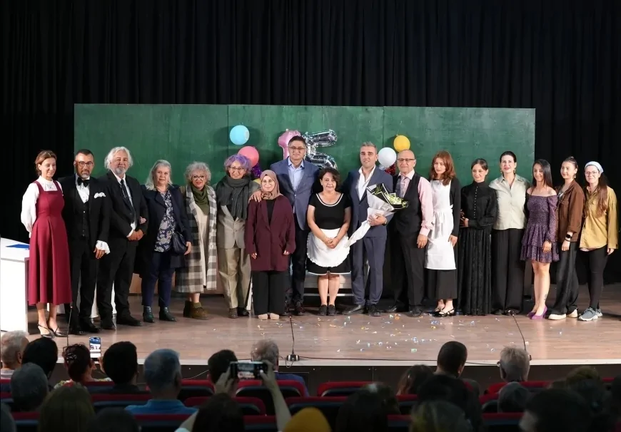 Aliağa Belediyesi ALBET Şakran Tiyatro Topluluğu İlk Gösterisinde Çehov Uyarlamasıyla Seyirciden Tam Not Aldı