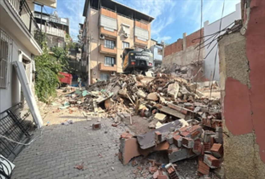 İzmir Büyükşehir Belediyesi Buca Onat Tüneli Etkileşim Alanındaki Hasarlı Yapının Yıkımını Tamamladı
