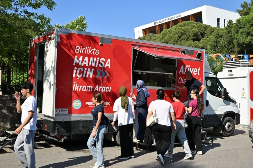 Manisa Büyükşehir Belediyesi YKS Süresince Öğrenci ve Ailelere Su ile Limonata İkram Etti