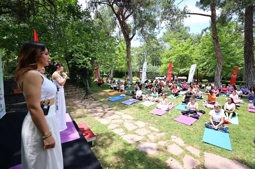 Denizli Büyükşehir Belediyesi Dünya Yoga Günü’nde Çamlık Kent Ormanı’nda yüzlerce kişiyi buluşturdu