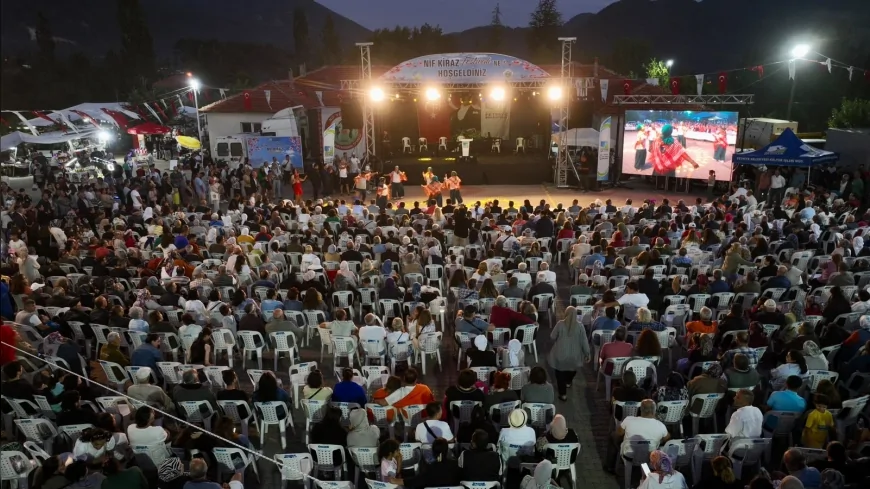 Fethiye Belediyesi ve Nif Yörükleri Kültür Dayanışma Derneği iş birliğiyle düzenlenen Nif Kiraz Festivali’ne yoğun katılım gerçekleşti, üretici yarışmaları ve sahne etkinlikleriyle mahallede renkli görüntüler oluştu