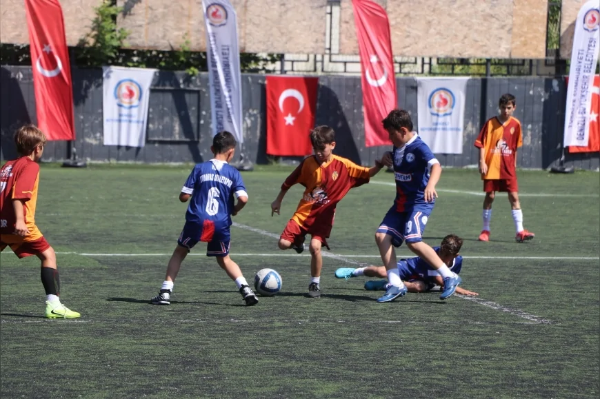 Denizli Büyükşehir Belediyesi U-10 Futbol Ligi’nde şampiyonluk kupasını Tuna Aras Spor kaldırdı