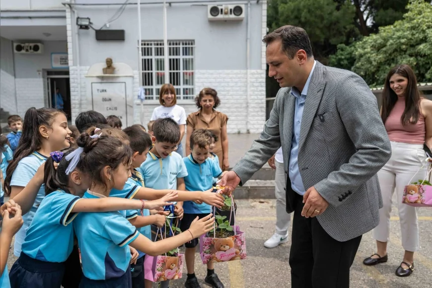 Bornova Belediye Başkanı Ömer Eşki: "Aslında biz bugün sadece bir bitki dağıtmadık; çocuklarımızın kalbine doğa sevgisi ektik"