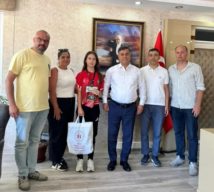 Kamu Kurumları ve Üst Kurullar kapsamında Manisa Gençlik ve Spor İl Müdürü Yunus Öztürk, Balkan İkincisi Nazife Tuncel’i Tebrik Etti