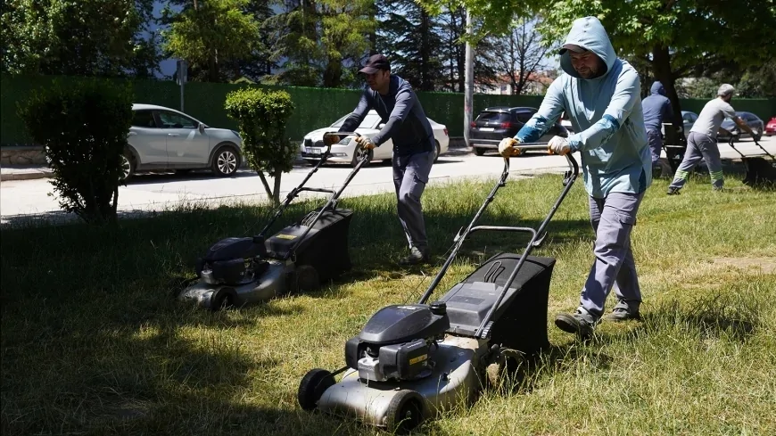 Tepebaşı Belediyesi Ekipleri Park ve Yeşil Alanlarda Çim Biçme Çalışmalarını Sürdürüyor