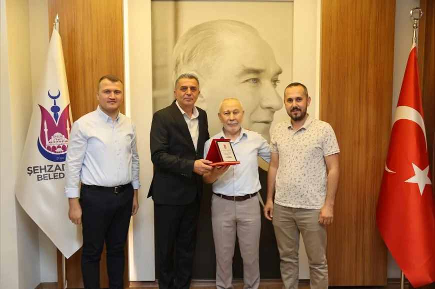 Şehzadeler Belediye Başkanı Hakan Şimşek: “42 Yıllık Hizmet Hayatı Boyunca Büyük Bir Emek Ortaya Koydu”