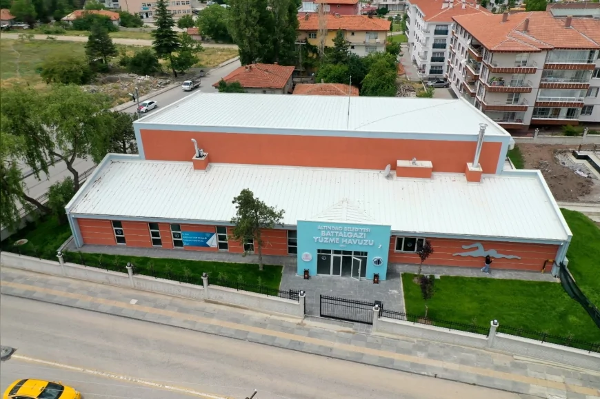 ALTINDAĞ BELEDİYE BAŞKANI DR. VEYSEL TİRYAKİ: “YAZ TATİLİNDE YÜZME ÖĞRENMEYEN ÇOCUĞUMUZ KALMASIN İSTİYORUZ”