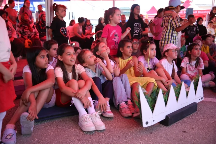 Eskişehir Büyükşehir Belediyesinin “Köyümüzde Şenlik Var” etkinlikleri ilçelerde çocukları eğlence ve sanatla buluşturmaya devam ediyor