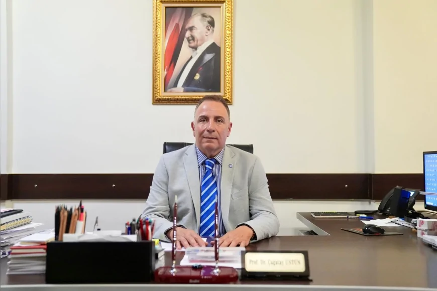 Ege Üniversitesi Tıp Fakültesi Tıp Tarihi ve Etik Anabilim Dalı Başkanı Prof. Dr. Çağatay Üstün: “Yapay zekânın güvenli kullanımına rehberlik edecek eğitici materyaller hazırlamayı hedefliyoruz”