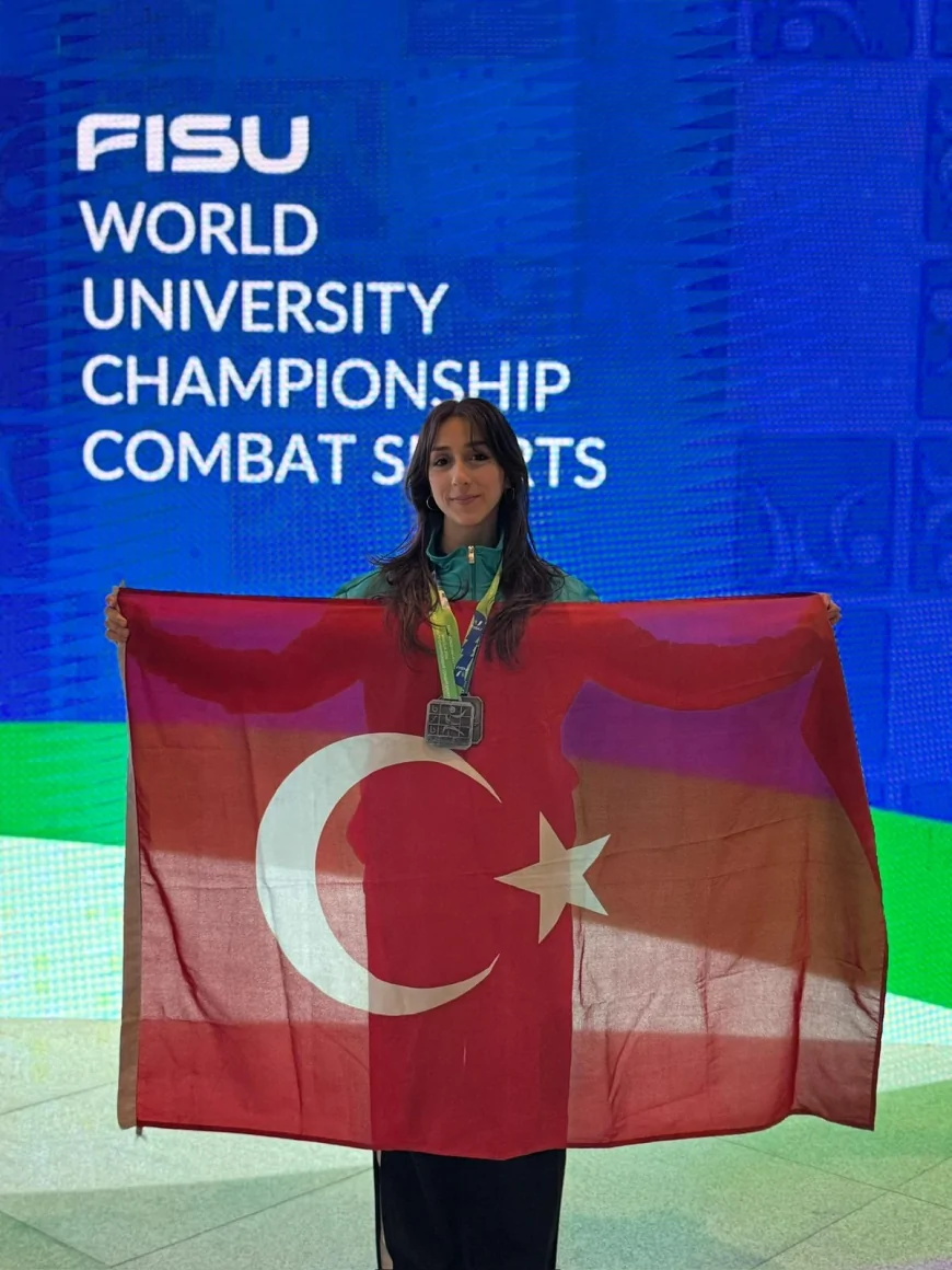 Ege Üniversitesi Öğrencisi Liyne Nisa Akgül: “Ay yıldızlı bayrağımızı ve okulumu kürsüye taşımanın gururunu yaşıyorum”