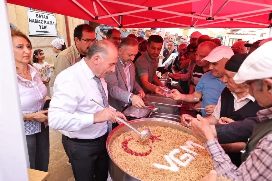 Çorum Valisi Ali Çalgan Muharrem Ayı Dolayısıyla Düzenlenen Aşure Programında Vatandaşlarla Buluştu