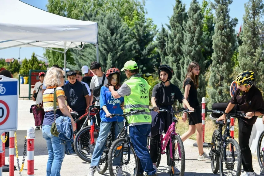 Ankara Büyükşehir Belediyesi ortaokul öğrencilerine uygulamalı güvenli bisiklet eğitimi veriyor