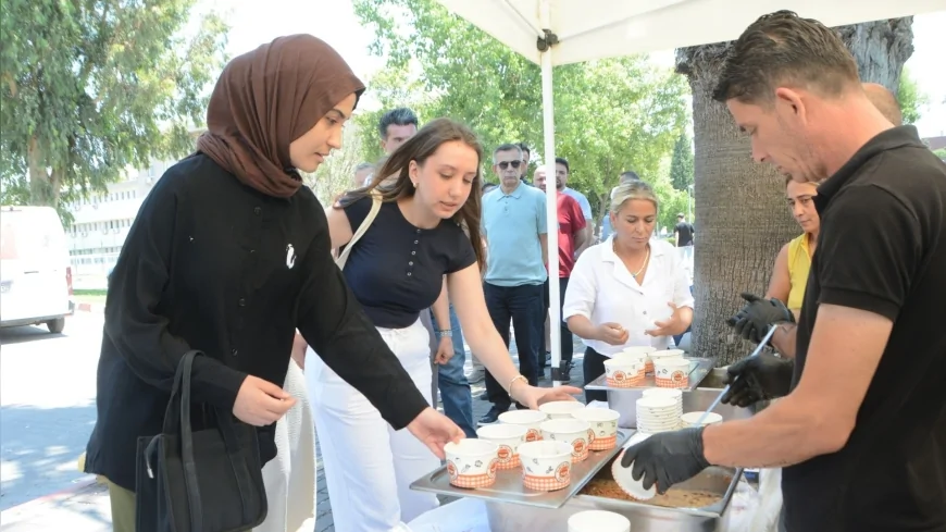 Ege Üniversitesinde Muharrem Ayı Dolayısıyla Düzenlenen Aşure İkramı Öğrenci ve Personeli Buluşturdu!
