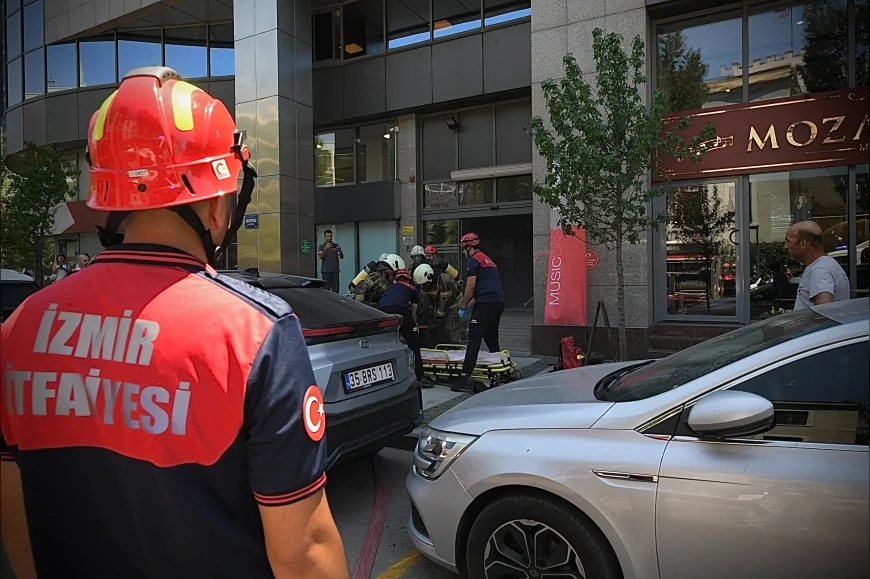 İzmir Konak’taki iş merkezinde gerçekleştirilen yangın tatbikatı gerçeğini aratmadı!