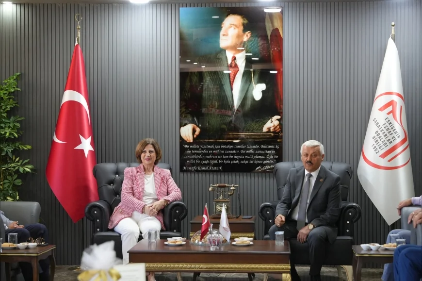 Eskişehir Büyükşehir Belediye Başkanı Ayşe Ünlüce Esnaf Odaları Birliği Başkanı Adnan Karamanlı’ya hayırlı olsun ziyaretinde bulundu