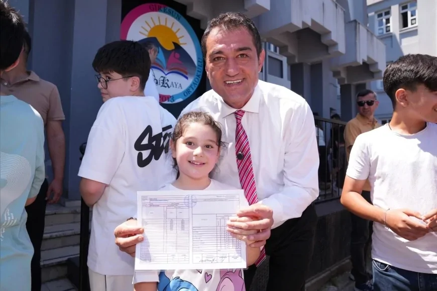 Giresun Belediye Başkanı Fuat Köse, Gedikkaya İlkokulu ve Ortaokulu'nda öğrencilerin karne sevincine ortak oldu